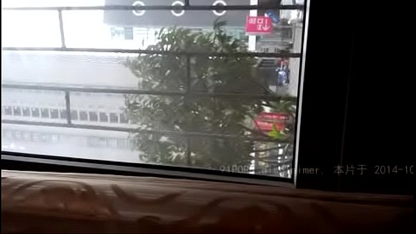 中国人浩哥的炮友闺蜜，饭桌上直接开干