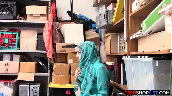 Gadis Remaja Arab Ketahuan Mencuri, Langsung Digebuk Habis-habisan Sama Satpam.