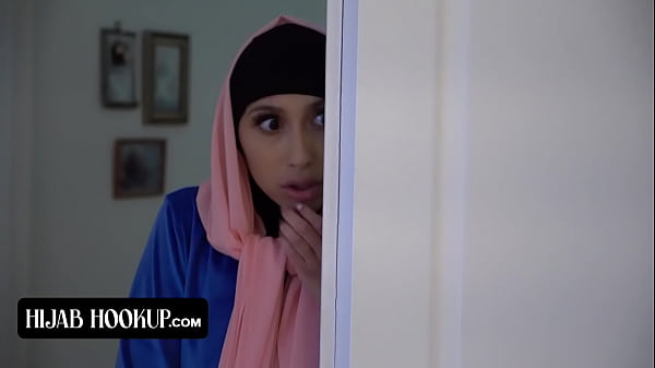 Hijab Si Cantik Bertubuh Sempurna Dikeroyok Kontol Gede Instruktur Horny Sampai Muncrat