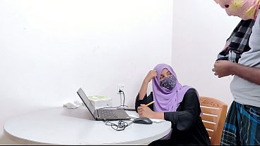 Bankir Cantik Berjilbab Digebuk Petani Desa, Desah Panas Penuh Nafsu
