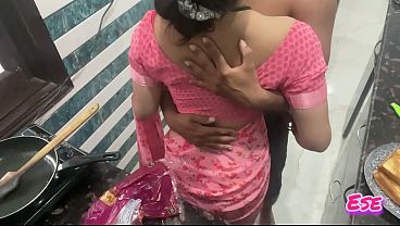 Desi Bhabhi Dapur Me Khana Banate Hue Chud Gayi, Maza Aa Gaya!