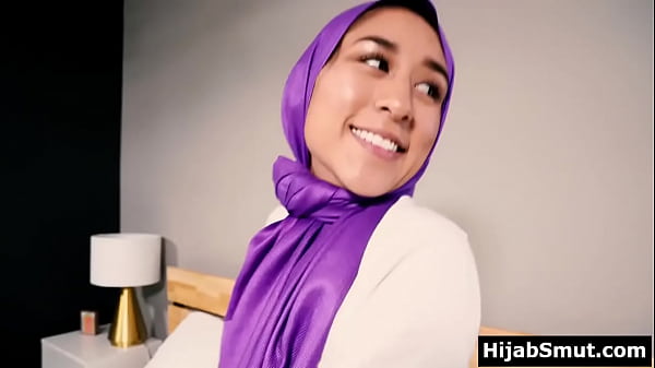 Gadis Arab Berhijab Digebrak Tanpa Izin Orang Tua