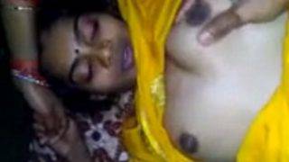 Pembantu Pakai Saree Sutra Kuning, Siap Digarap Malam Ini