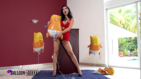 Ngentot Bareng Crystal Rush, Mami Rusia Bergoyang Di Atas Balon Trump