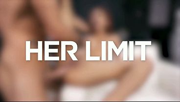 Cewek Asia Langsing Pake Lingerie Pink, Badan Dilumuri Minyak, Dicocol Keras Di Lubang Belakang.