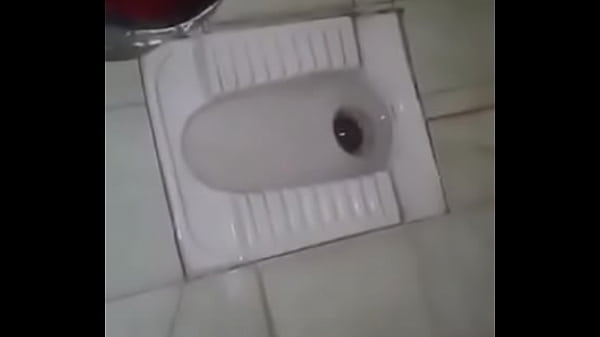 Desi Pasangan Crot Di Toilet, Basah Kuyup Mainin Kontol Dan Memek