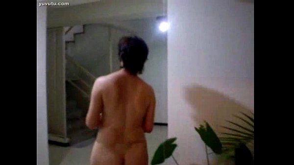 Bokep China, Pantat Montok Si Tante Siram Tanaman, Basah Kuyup.