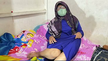 Wanita Berhijab Lagi Mainin Diri Sendiri, Desahan Pelan, Nikmatin Sendiri.