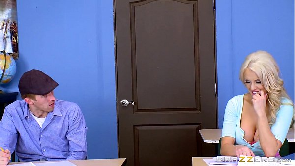 Sekolah Panas, Kenzie Taylor Pamer Tits Besar Buat Guru